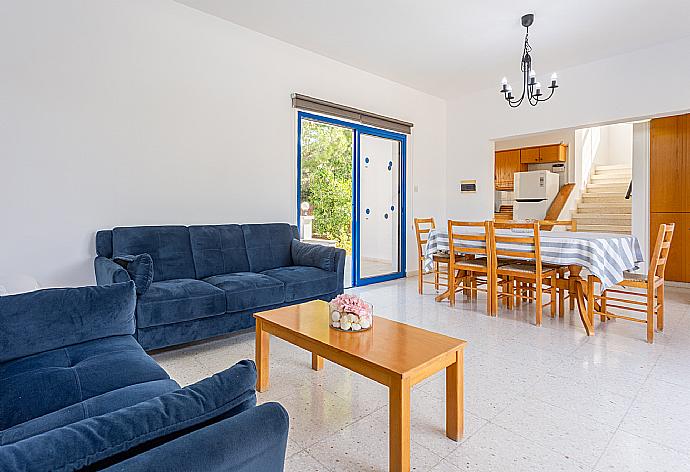 Open-plan living room with sofas, dining area, kitchen, A/C, WiFi internet, satellite TV, DVD player, and terrace access . - Villa Charoula Tria . (Galerie de photos) }}