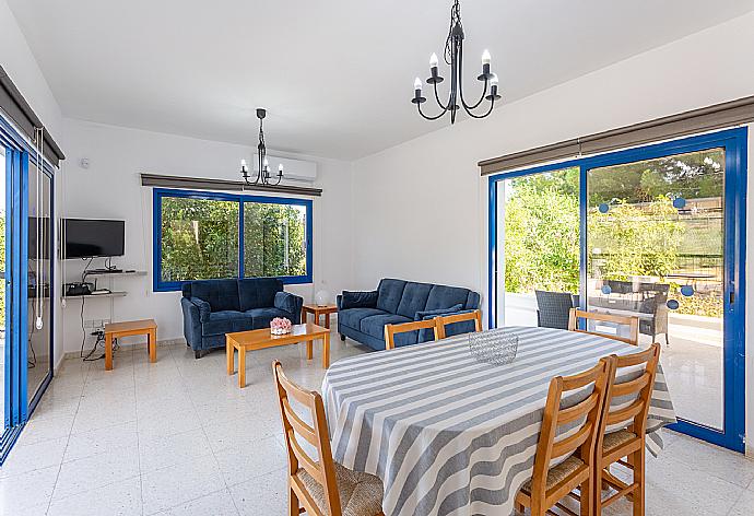 Open-plan living room with sofas, dining area, kitchen, A/C, WiFi internet, satellite TV, DVD player, and terrace access . - Villa Charoula Tria . (Galleria fotografica) }}