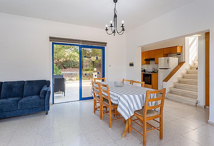 Open-plan living room with sofas, dining area, kitchen, A/C, WiFi internet, satellite TV, DVD player, and terrace access . - Villa Charoula Tria . (Galleria fotografica) }}