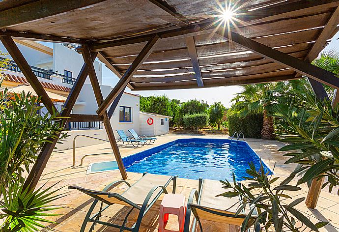 Private pool and terrace . - Villa Charoula Pente . (Galería de imágenes) }}