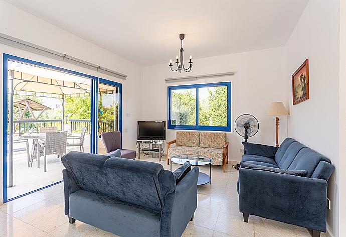 Open-plan living room with sofas, dining area, kitchen, WiFi internet, satellite TV, DVD player, and terrace access . - Villa Charoula Pente . (Galería de imágenes) }}