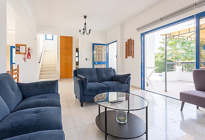 Open-plan living room with sofas, dining area, kitchen, WiFi internet, satellite TV, DVD player, and terrace access . - Villa Charoula Pente . (Galería de imágenes) }}