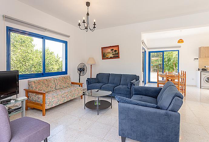 Open-plan living room with sofas, dining area, kitchen, WiFi internet, satellite TV, DVD player, and terrace access . - Villa Charoula Pente . (Fotogalerie) }}