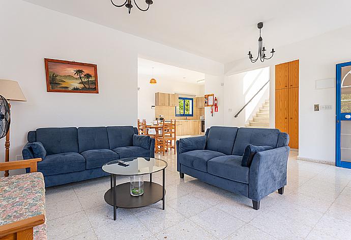 Open-plan living room with sofas, dining area, kitchen, WiFi internet, satellite TV, DVD player, and terrace access . - Villa Charoula Pente . (Fotogalerie) }}