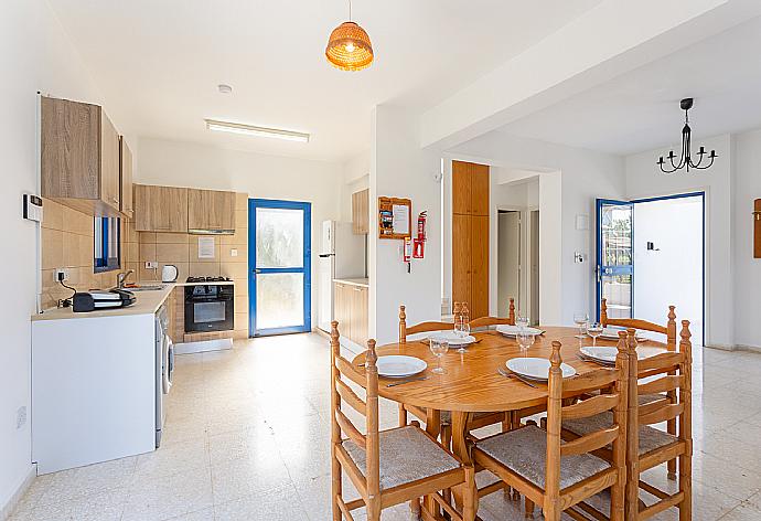 Open-plan living room with sofas, dining area, equipped kitchen, WiFi internet, satellite TV, DVD player, and terrace access . - Villa Charoula Pente . (Fotogalerie) }}