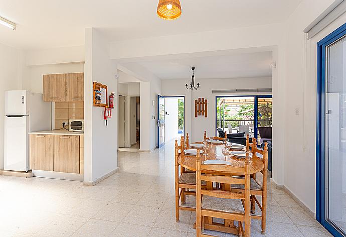 Open-plan living room with sofas, dining area, kitchen, WiFi internet, satellite TV, DVD player, and terrace access . - Villa Charoula Pente . (Galería de imágenes) }}