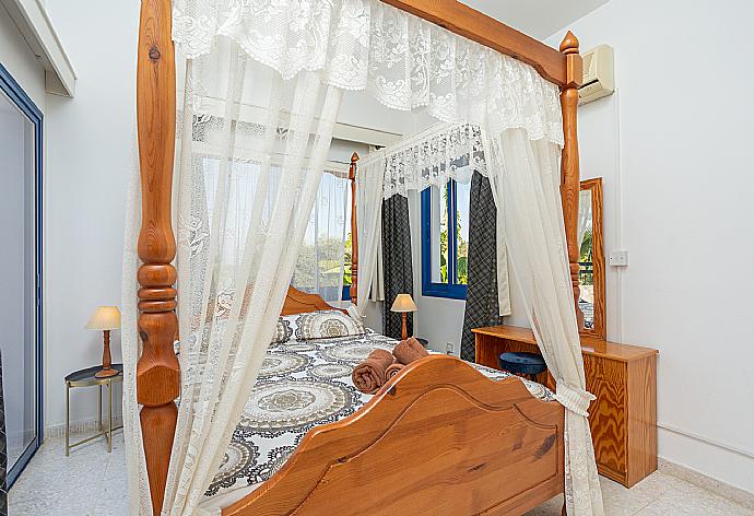 Double bedroom with A/C and upper terrace access . - Villa Charoula Pente . (Galleria fotografica) }}