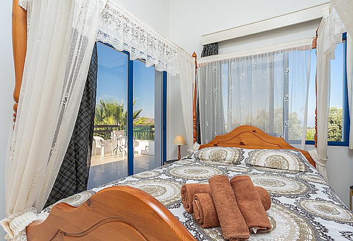 Double bedroom with A/C and upper terrace access . - Villa Charoula Pente . (Photo Gallery) }}