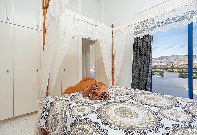 Double bedroom with A/C and upper terrace access . - Villa Charoula Pente . (Fotogalerie) }}