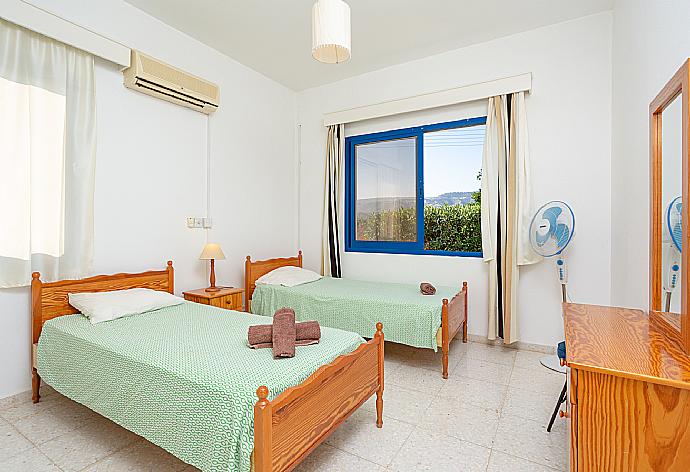 Twin bedroom with A/C . - Villa Charoula Pente . (Fotogalerie) }}