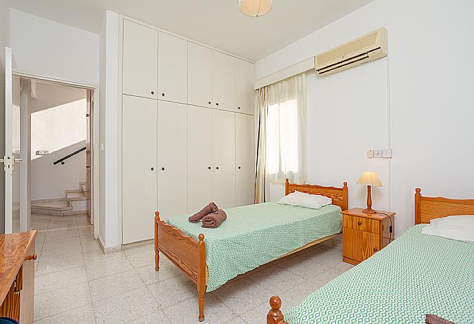 Twin bedroom with A/C . - Villa Charoula Pente . (Galerie de photos) }}