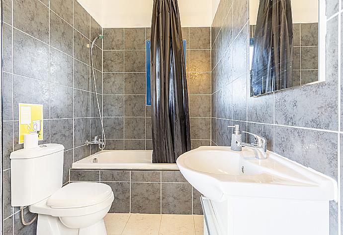 Family bathroom with bath and shower . - Villa Charoula Pente . (Fotogalerie) }}