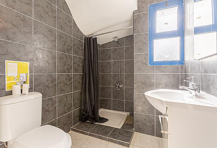 Family bathroom with shower . - Villa Charoula Pente . (Galerie de photos) }}