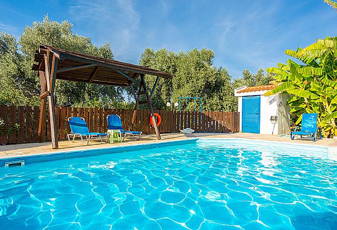 Private pool and terrace . - Villa Charoula Exi . (Fotogalerie) }}