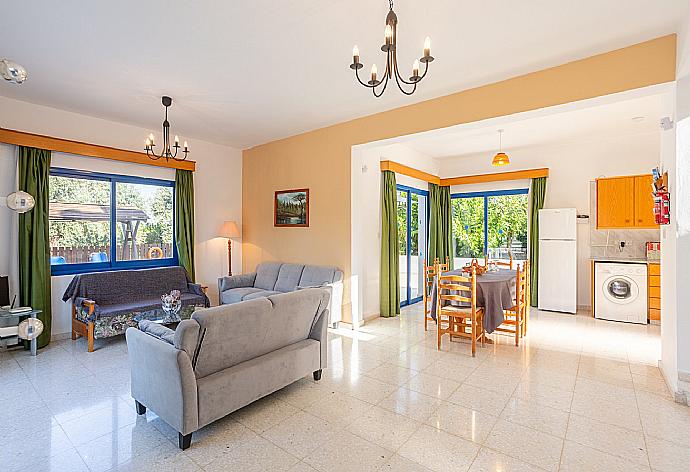 Open-plan living room with sofas, dining area, kitchen, WiFi internet, satellite TV, and terrace access . - Villa Charoula Exi . (Galleria fotografica) }}