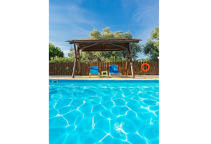 Private pool and terrace . - Villa Charoula Exi . (Fotogalerie) }}