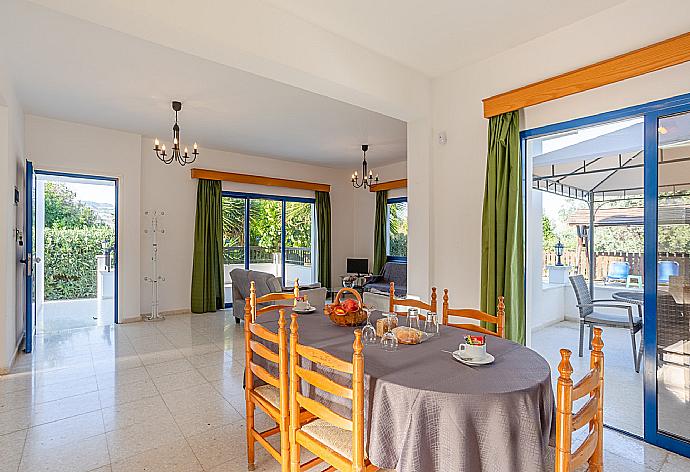 Open-plan living room with sofas, dining area, kitchen, WiFi internet, satellite TV, and terrace access . - Villa Charoula Exi . (Fotogalerie) }}