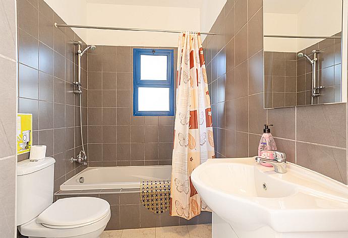 Family bathroom with bath and shower . - Villa Charoula Exi . (Galleria fotografica) }}