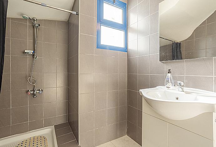 Family bathroom with shower . - Villa Charoula Exi . (Galleria fotografica) }}