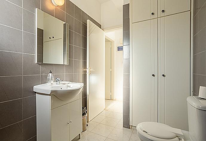 Family bathroom with shower . - Villa Charoula Exi . (Galleria fotografica) }}