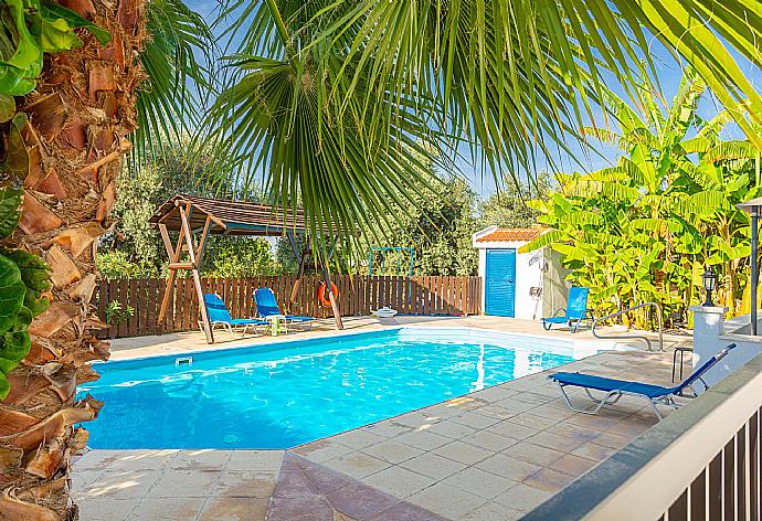 Private pool and terrace . - Villa Charoula Exi . (Fotogalerie) }}