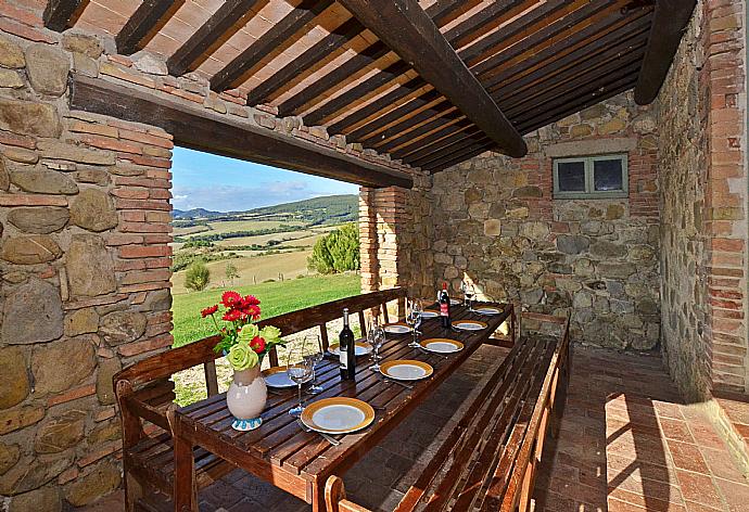 Sheltered terrace area . - Villa Podere Belvedere . (Galleria fotografica) }}