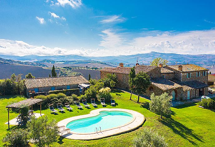 ,Beautiful villa with private pool, terrace, large lawn, and panoramic Tuscan views . - Villa Podere Belvedere . (Галерея фотографий) }}