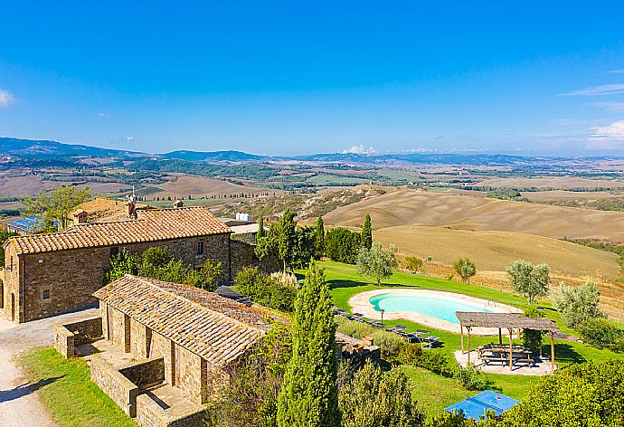 Aerial view of Villa Podere Belvedere . - Villa Podere Belvedere . (Fotogalerie) }}