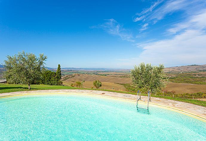 Private pool with panoramic Tuscan views . - Villa Podere Belvedere . (Photo Gallery) }}