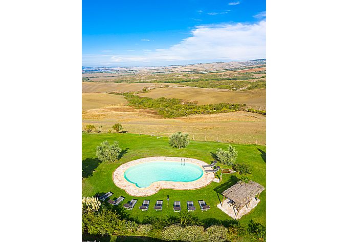 Aerial view of pool . - Villa Podere Belvedere . (Галерея фотографий) }}