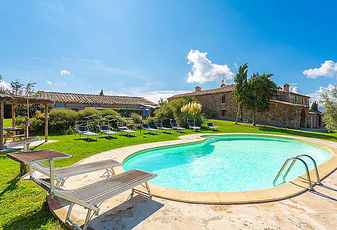 Beautiful villa with private pool, terrace, large lawn, and panoramic Tuscan views . - Villa Podere Belvedere . (Photo Gallery) }}