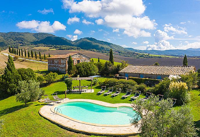 Aerial view of Villa Podere Belvedere . - Villa Podere Belvedere . (Galerie de photos) }}