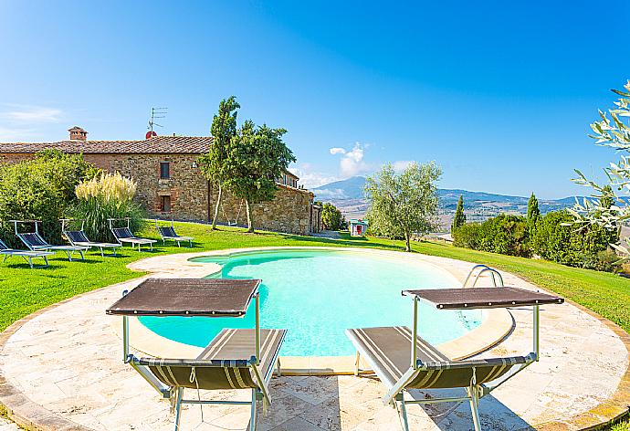 Beautiful villa with private pool, terrace, large lawn, and panoramic Tuscan views . - Villa Podere Belvedere . (Galleria fotografica) }}