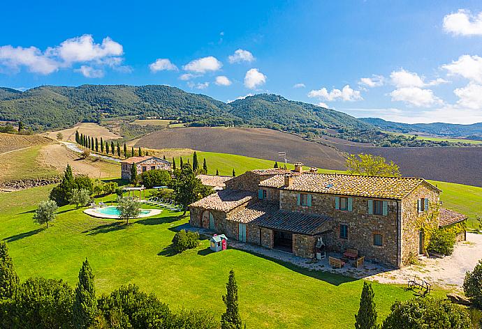 Aerial view of Villa Podere Belvedere . - Villa Podere Belvedere . (Photo Gallery) }}