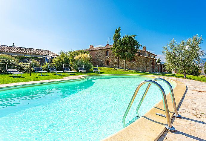 Beautiful villa with private pool, terrace, large lawn, and panoramic Tuscan views . - Villa Podere Belvedere . (Fotogalerie) }}