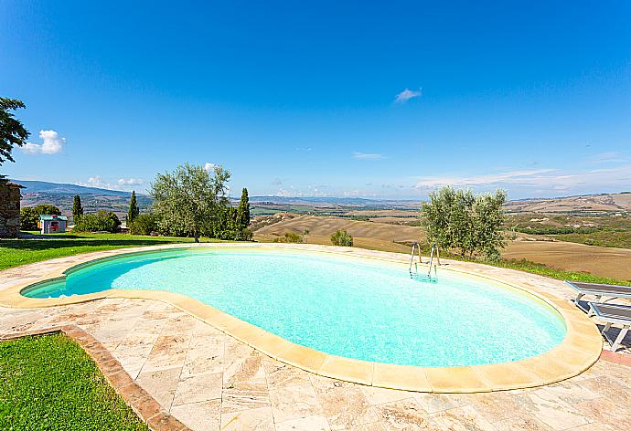 Private pool, terrace, and large lawn with panoramic Tuscan views . - Villa Podere Belvedere . (Galleria fotografica) }}