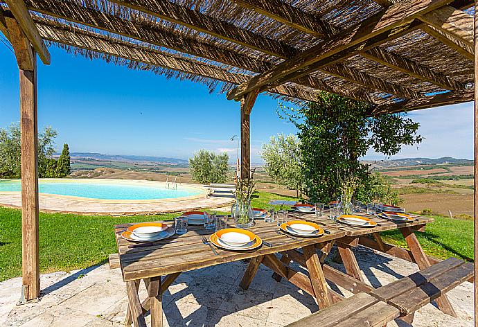 Sheltered terrace area . - Villa Podere Belvedere . (Галерея фотографий) }}