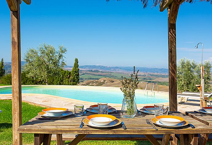 Sheltered terrace . - Villa Podere Belvedere . (Fotogalerie) }}