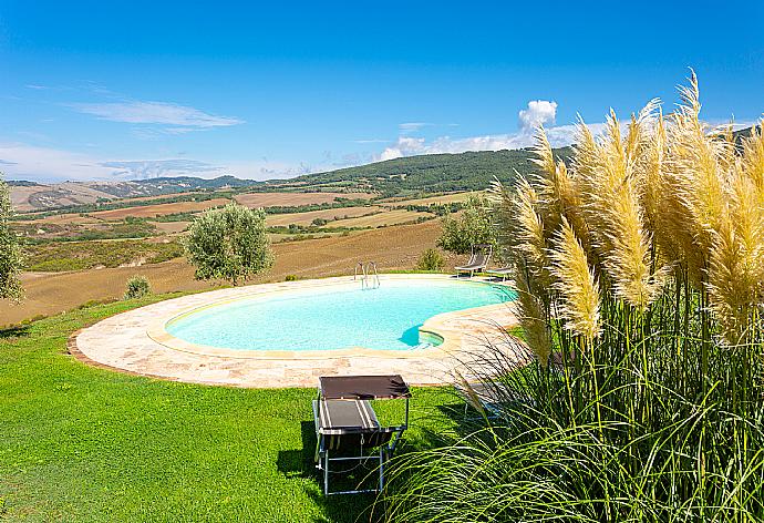 Private pool, terrace, and large lawn with panoramic Tuscan views . - Villa Podere Belvedere . (Galleria fotografica) }}