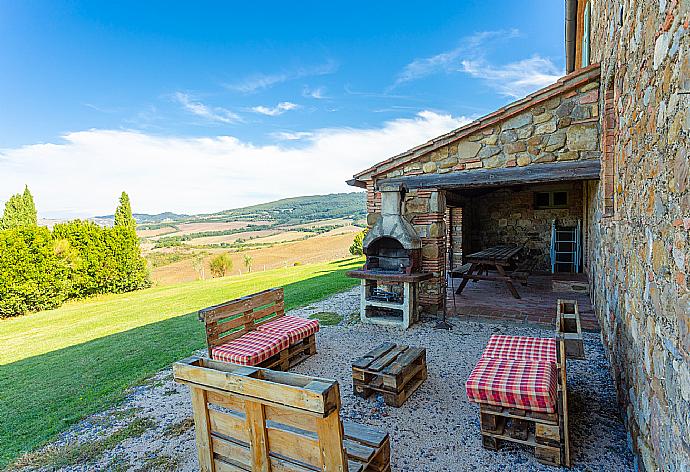 Terrace area . - Villa Podere Belvedere . (Galerie de photos) }}