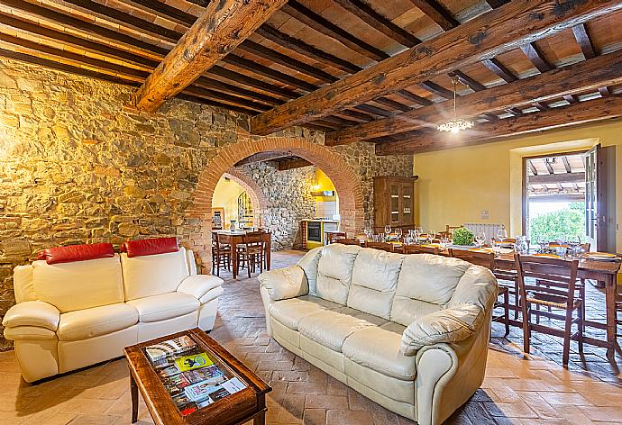 Open-plan living room on ground floor with sofas, dining area, kitchen, ornamental fireplace, WiFi internet, satellite TV, DVD player, and terrace access . - Villa Podere Belvedere . (Fotogalerie) }}