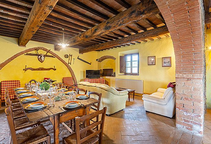 Open-plan living room on ground floor with sofas, dining area, kitchen, ornamental fireplace, WiFi internet, satellite TV, DVD player, and terrace access . - Villa Podere Belvedere . (Fotogalerie) }}