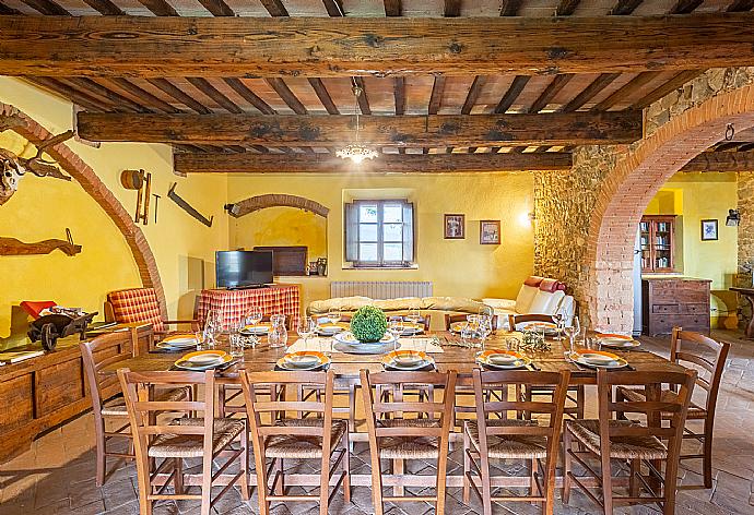 Open-plan living room on ground floor with sofas, dining area, kitchen, ornamental fireplace, WiFi internet, satellite TV, DVD player, and terrace access . - Villa Podere Belvedere . (Fotogalerie) }}