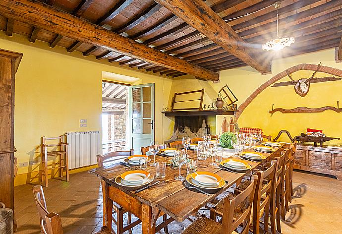 Open-plan living room on ground floor with sofas, dining area, kitchen, ornamental fireplace, WiFi internet, satellite TV, DVD player, and terrace access . - Villa Podere Belvedere . (Fotogalerie) }}