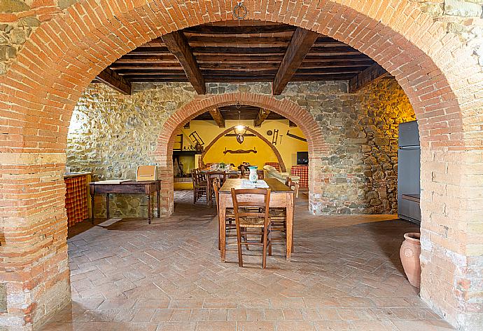 Open-plan living room on ground floor with sofas, dining area, kitchen, ornamental fireplace, WiFi internet, satellite TV, DVD player, and terrace access . - Villa Podere Belvedere . (Fotogalerie) }}