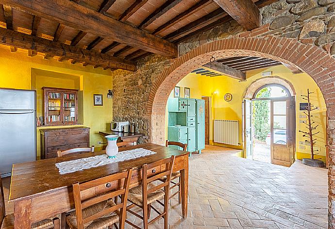 Open-plan living room on ground floor with sofas, dining area, kitchen, ornamental fireplace, WiFi internet, satellite TV, DVD player, and terrace access . - Villa Podere Belvedere . (Fotogalerie) }}