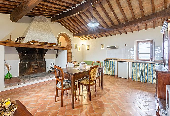 Open-plan living room on first floor with sofa, dining area, kitchen, ornamental fireplace, and WiFi internet . - Villa Podere Belvedere . (Fotogalerie) }}