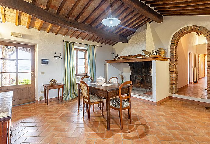 Open-plan living room on first floor with sofa, dining area, kitchen, ornamental fireplace, and WiFi internet . - Villa Podere Belvedere . (Galería de imágenes) }}