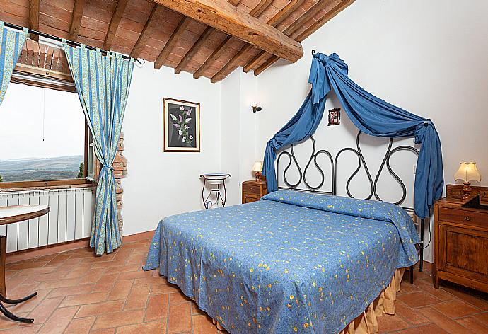 Double bedroom . - Villa Podere Belvedere . (Fotogalerie) }}