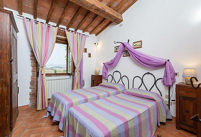 Twin bedroom . - Villa Podere Belvedere . (Галерея фотографий) }}